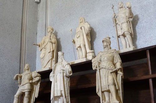 7. V knihovně je umístěno dvanáct sádrových sošek českých knížat a králů. Tento vynikající cyklus, který vznikl kolem roku 1850 v dílně Josefa Maxe, začíná kněžnou Libuší a končí Rudolfem II. Vytvoření tohoto souboru soch si u Josefa Maxe objednal pražský magistrát pro nově budované východní křídlo Staroměstské radnice.