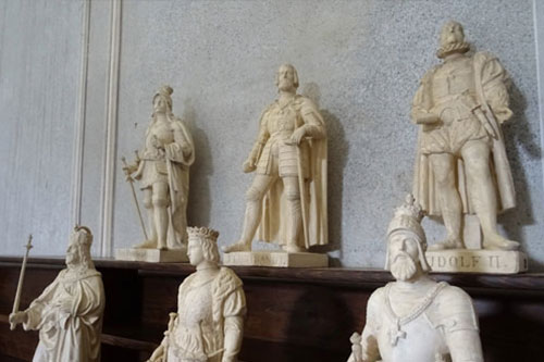 8. V knihovně je umístěno dvanáct sádrových sošek českých knížat a králů. Tento vynikající cyklus, který vznikl kolem roku 1850 v dílně Josefa Maxe, začíná kněžnou Libuší a končí Rudolfem II. Vytvoření tohoto souboru soch si u Josefa Maxe objednal pražský magistrát pro nově budované východní křídlo Staroměstské radnice.